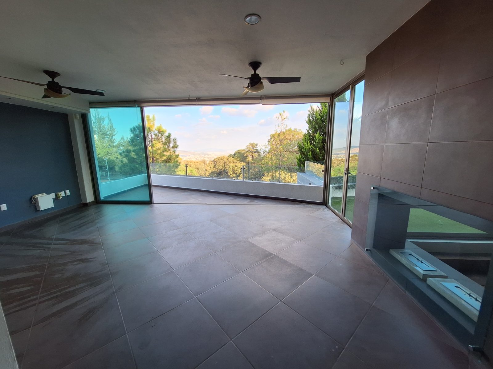 Terraza techada con vista al bosque y la ciudad